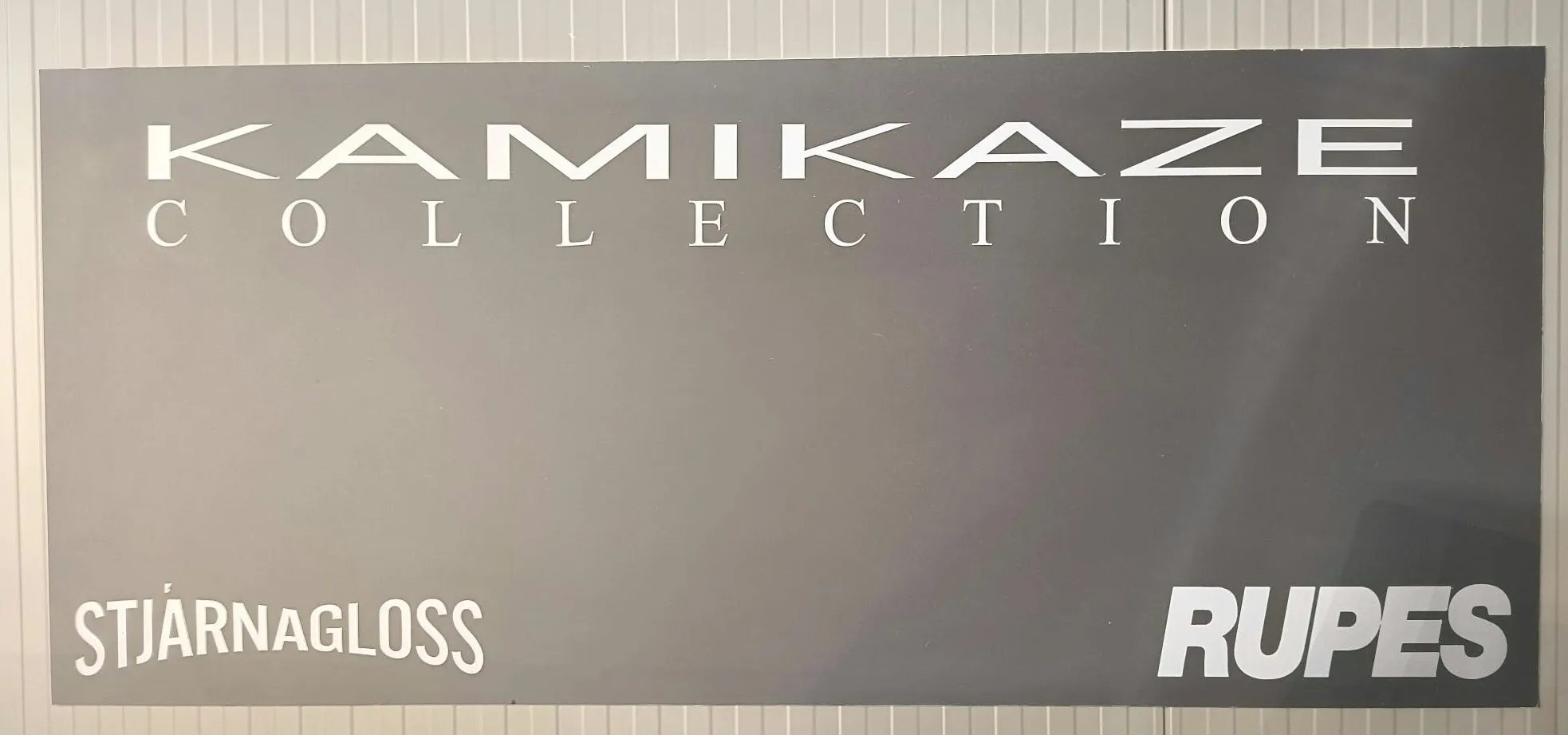 Skilt fra Kamikaze Collection, Stjärnagloss og Rupes på veggen i studioet til RV Bilpleie