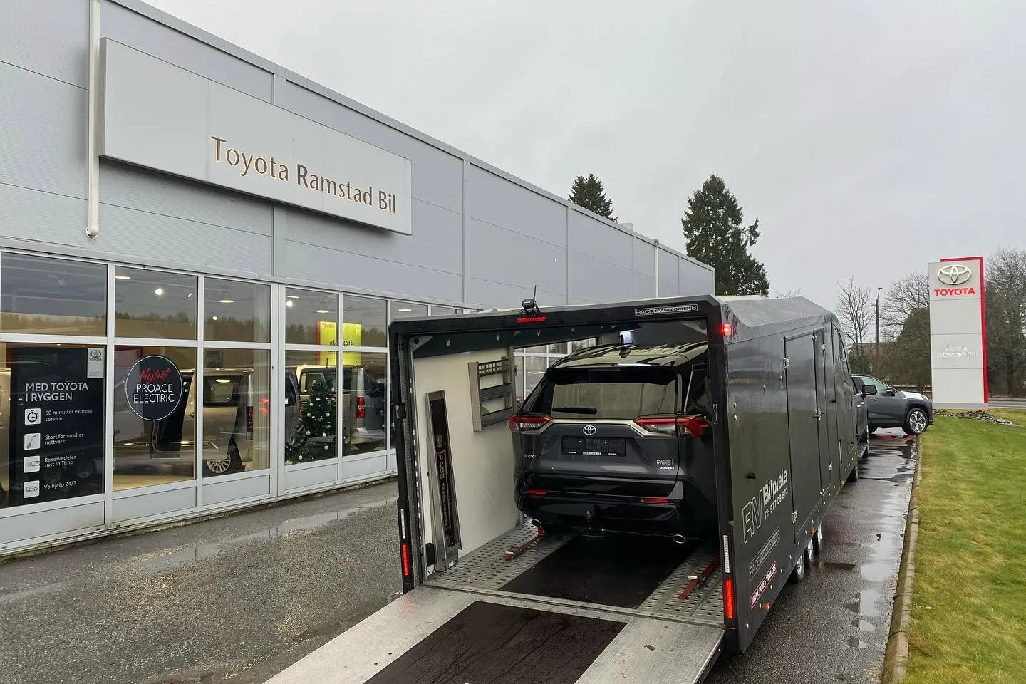 Lukket henger fra RV Bilpleie som henter en ny bil hos Toyota Ramstad Bil