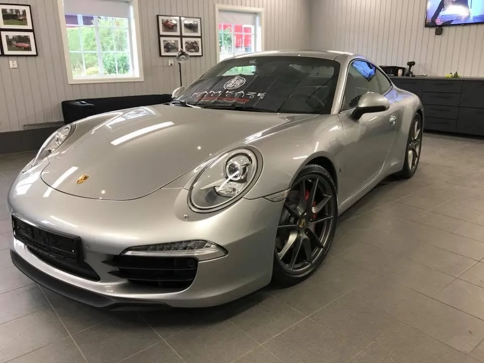 Sølv Porsche 911 etter polering og coating