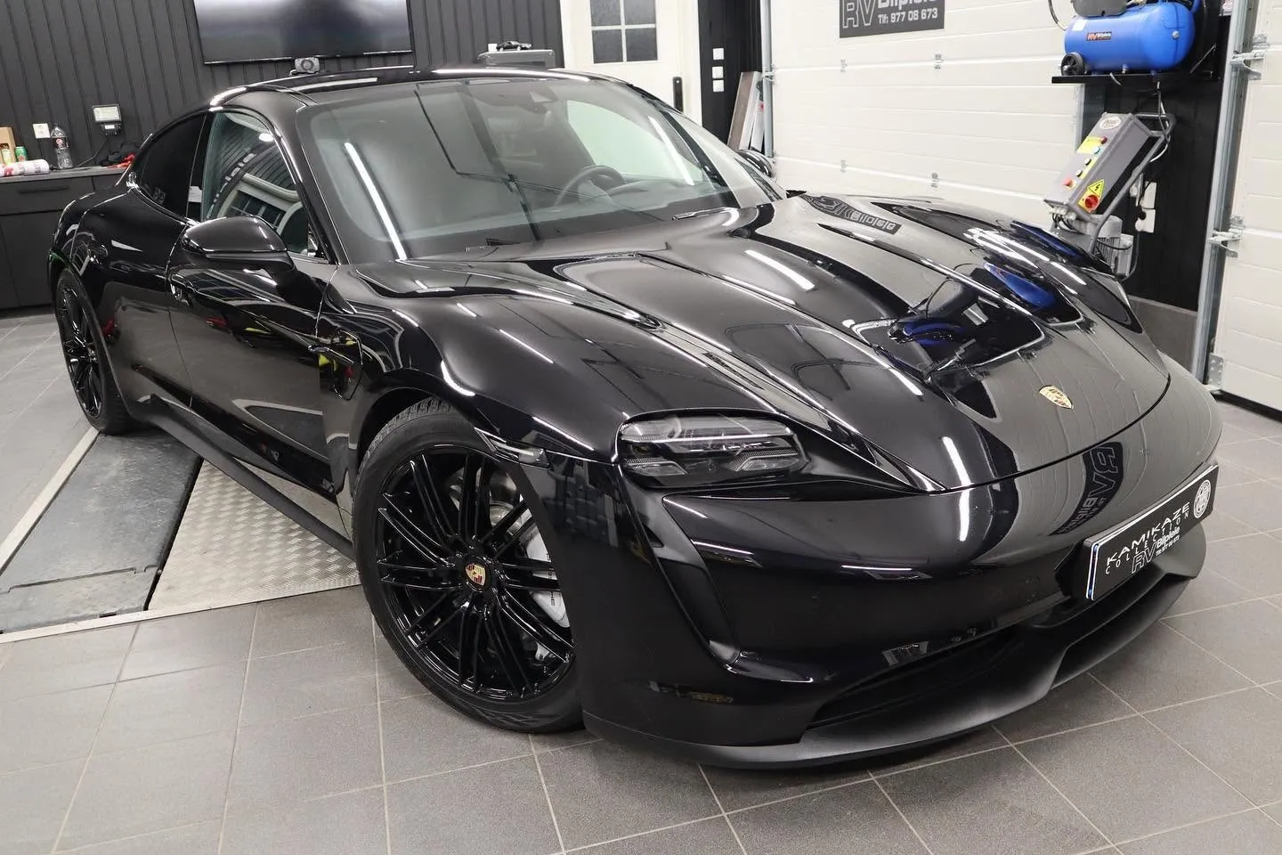 Svart Porsche Taycan med Kamikaze-coating i studioet i Mysen