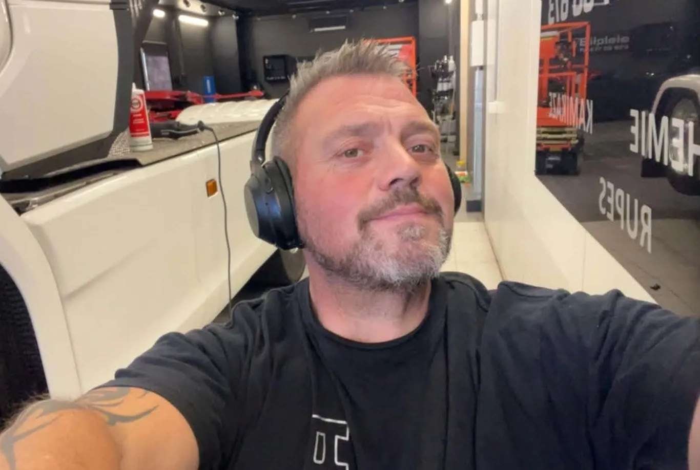 Robert Værnes i studioet til RV Bilpleie i Mysen