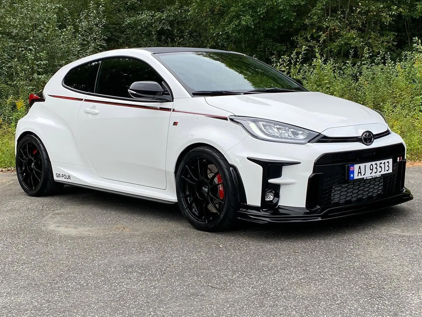 Hvit Toyota GR Yaris etter behandling hos RV Bilpleie