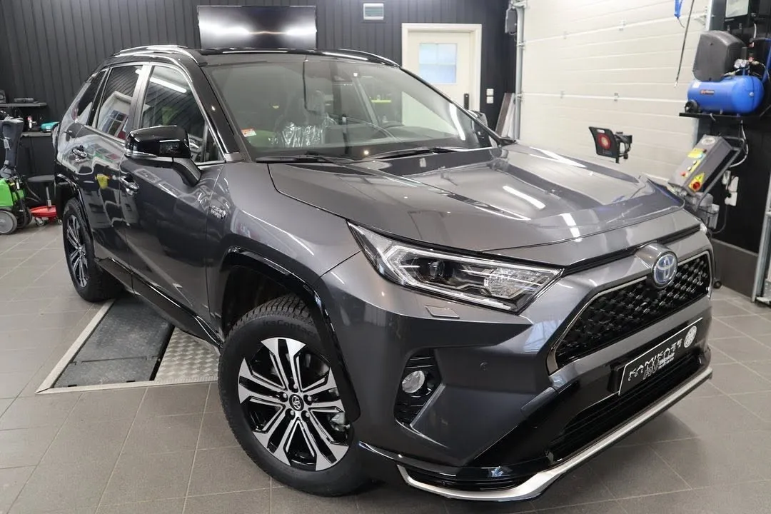 Grå Toyota RAV4 etter polering og coating hos RV Bilpleie