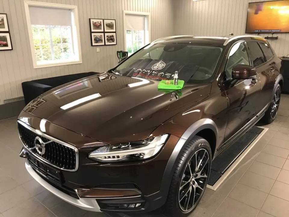 Brun Volvo V90 Cross Country etter polering