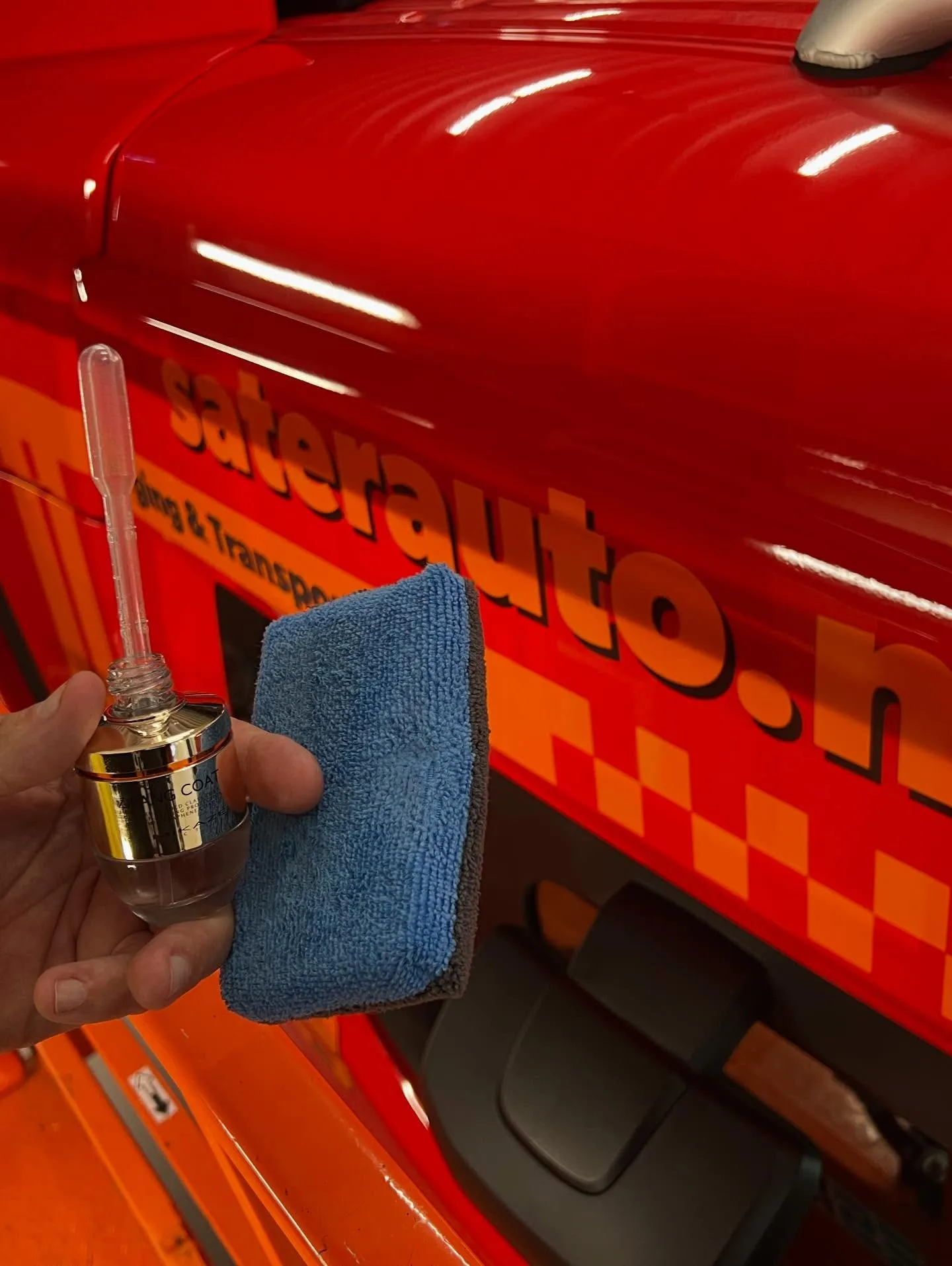 Kamikaze Collection-coating påføres for hånd på den røde tungbergeren til Sæter Auto