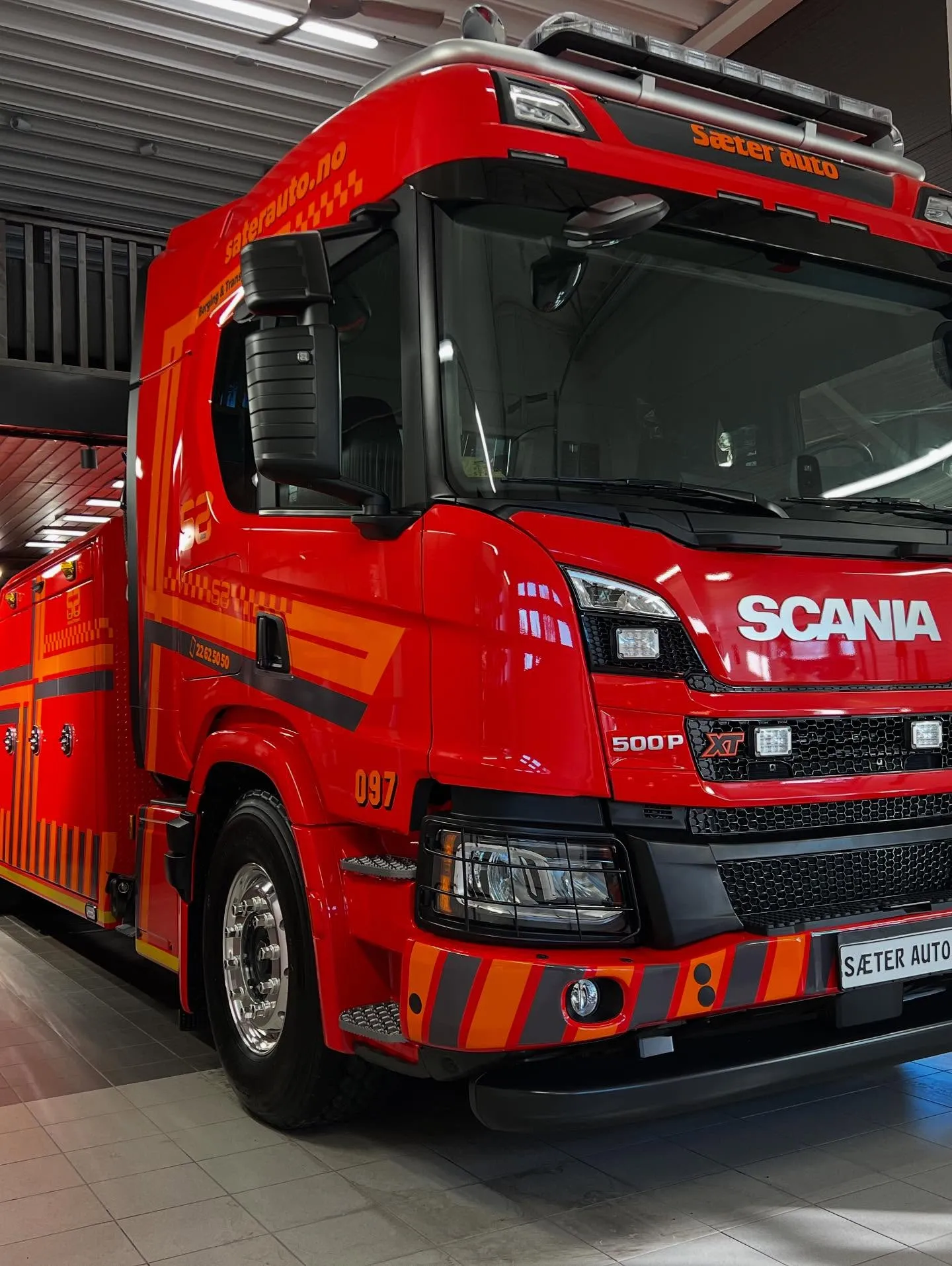 Rød Scania tungberger fra Sæter Auto i studioet til RV Bilpleie etter keramisk coating