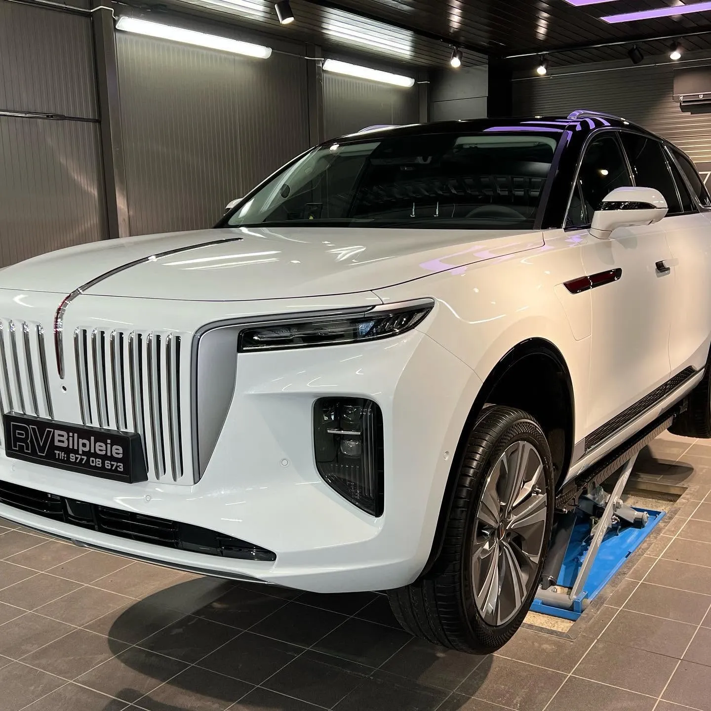 Hongqi E-HS9 sett skrått forfra i studioet