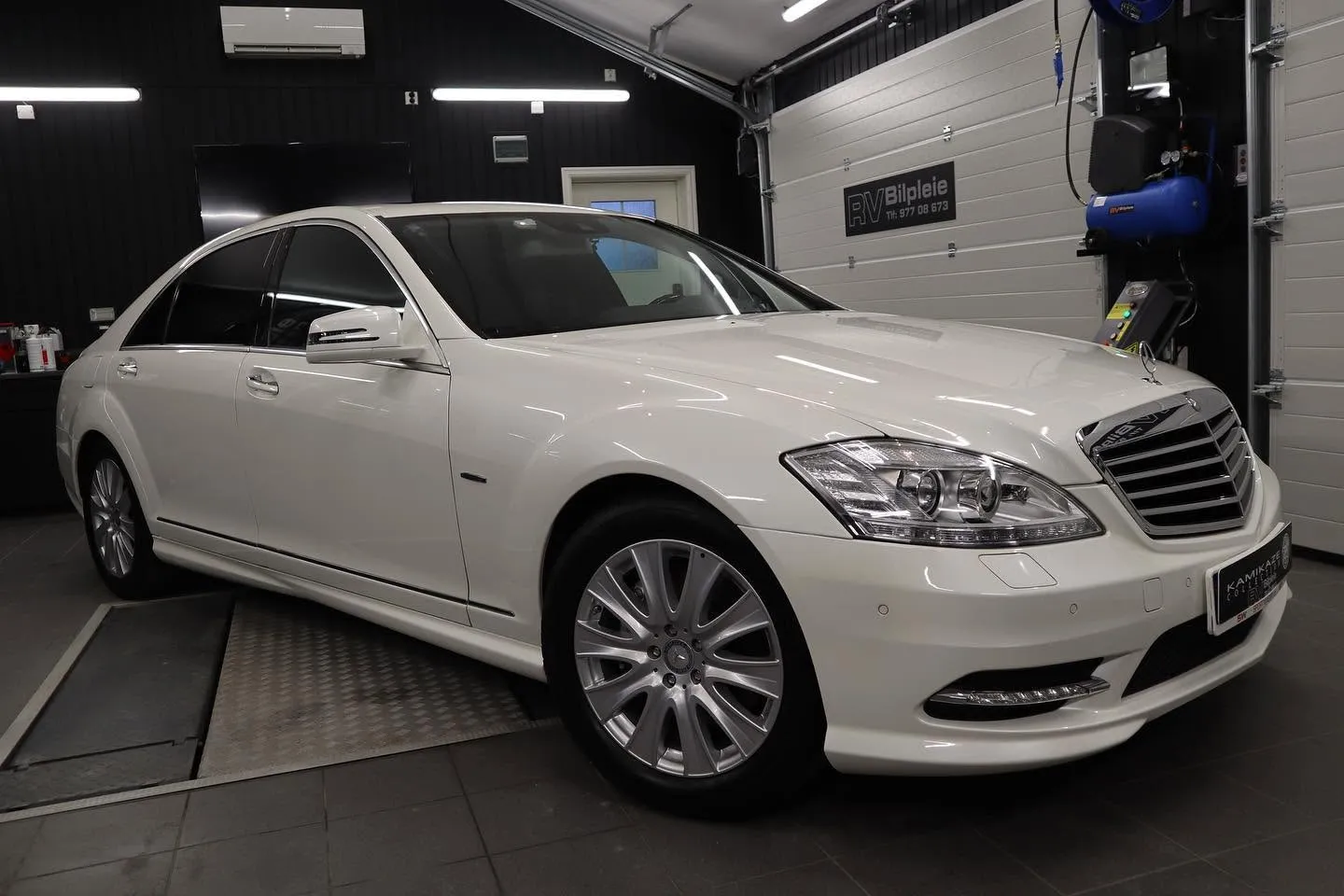 Hvit Mercedes-Benz S 400 i studioet etter polering og keramisk coating