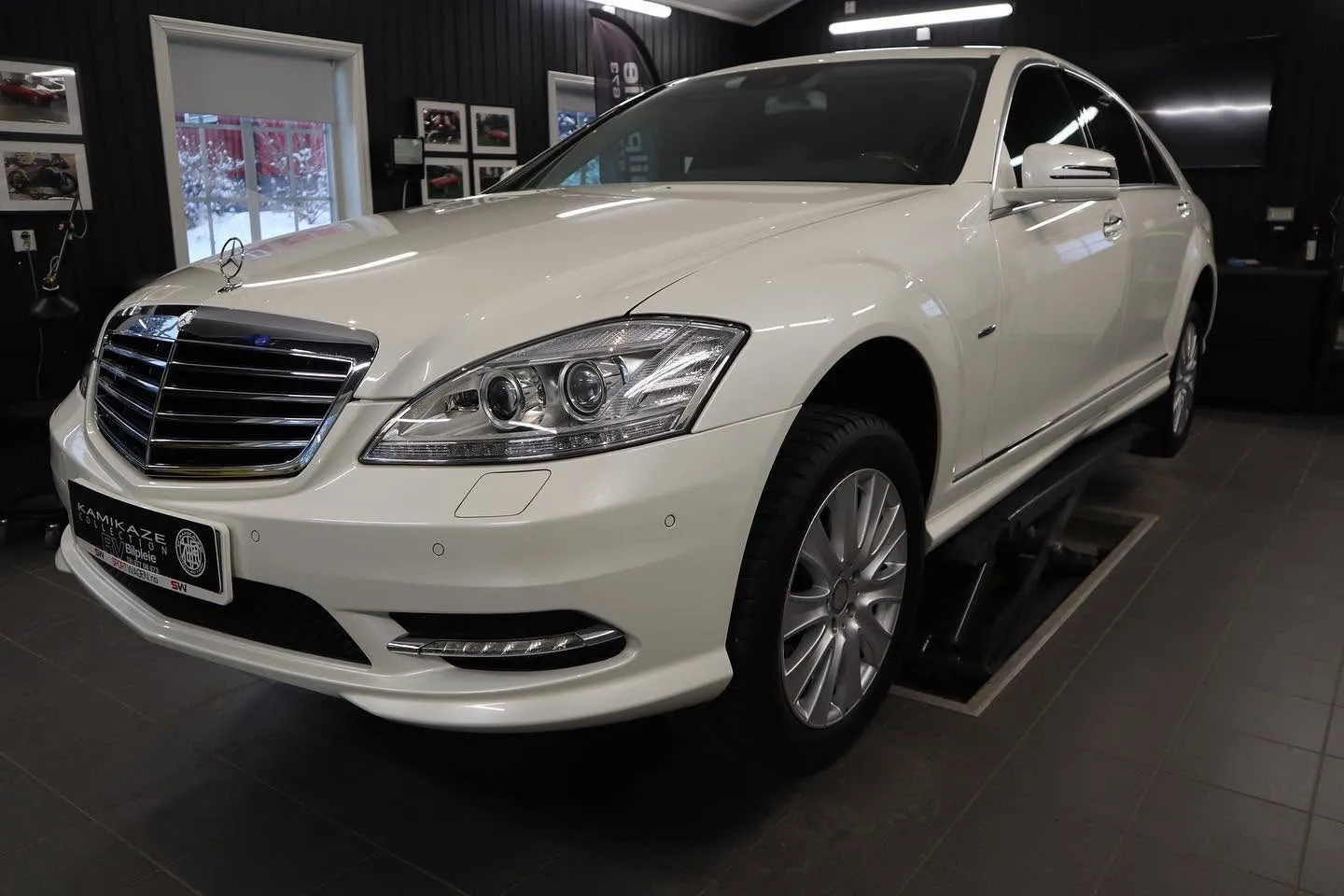 Mercedes S 400 sett skrått forfra på løfteplattformen
