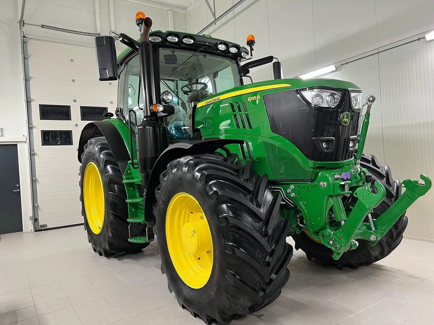 Grønn John Deere 6195R traktor i studioet etter polering og keramisk coating
