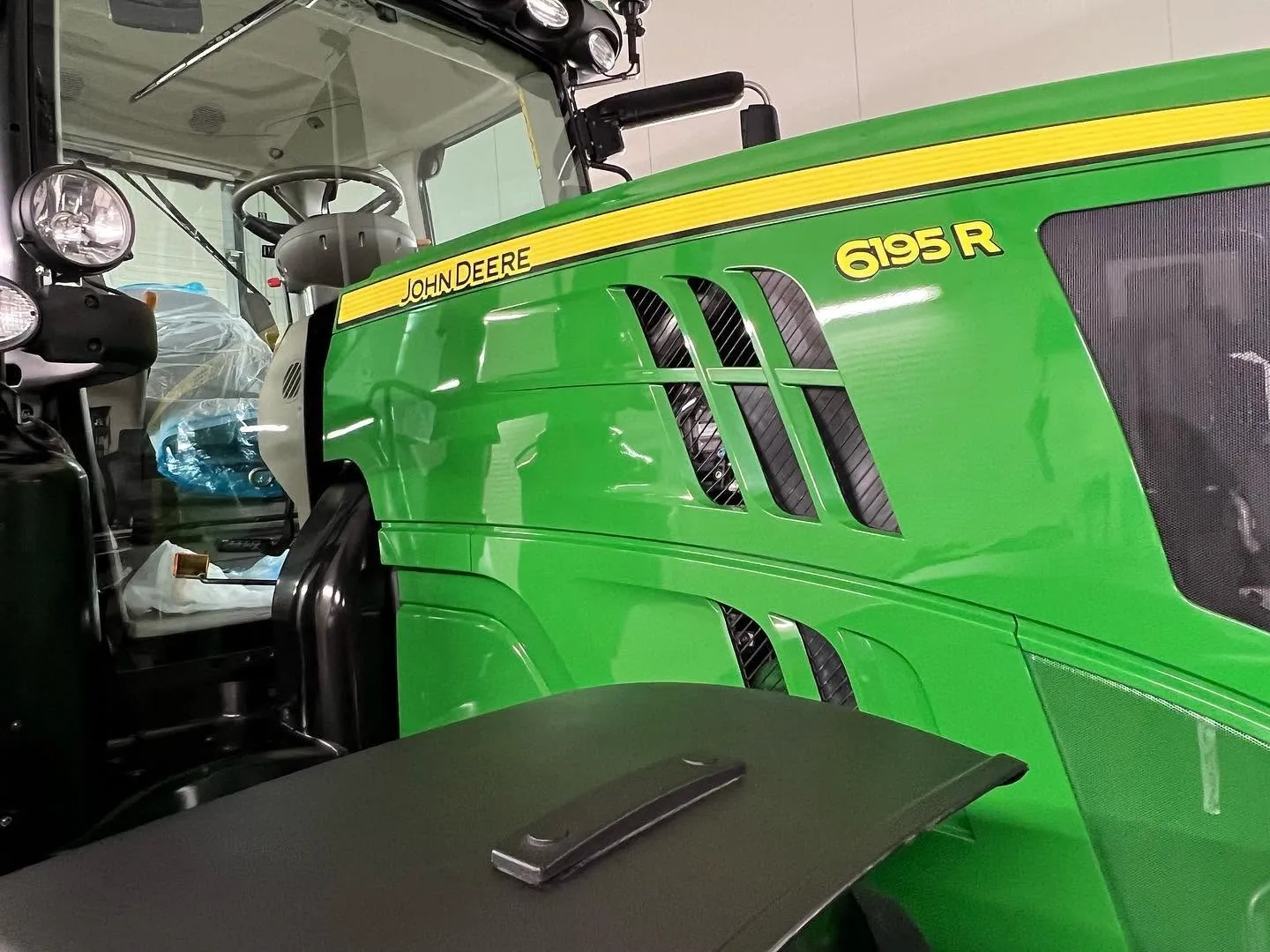 Siden av traktoren med 6195R-merket