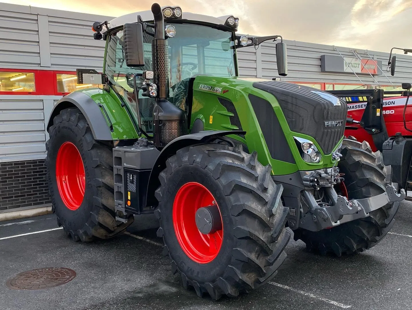 Grønn Fendt 828 Vario med røde felger etter keramisk coating
