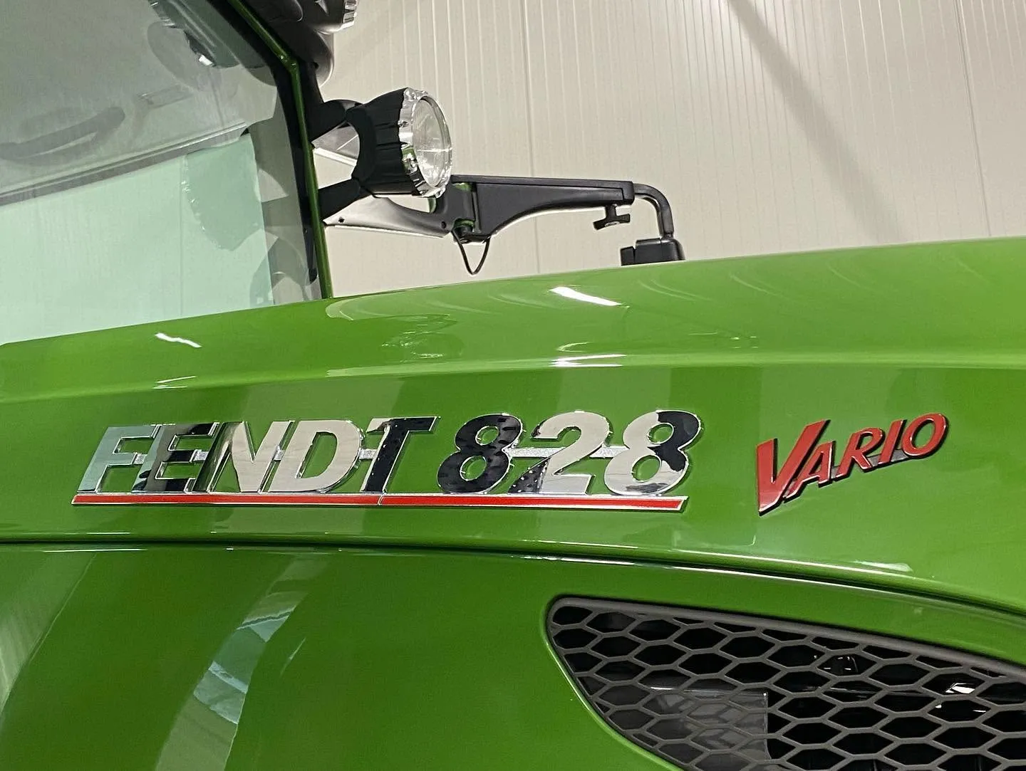 Fendt 828 Vario-merket på blank grønn lakk