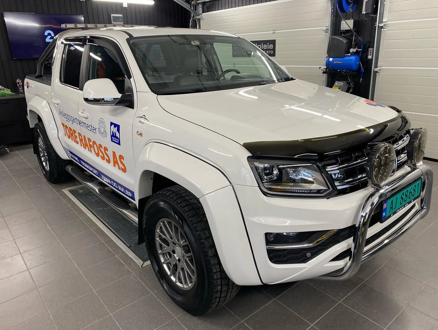 Hvit VW Amarok fra Tore Rafoss AS i studioet etter ny behandling