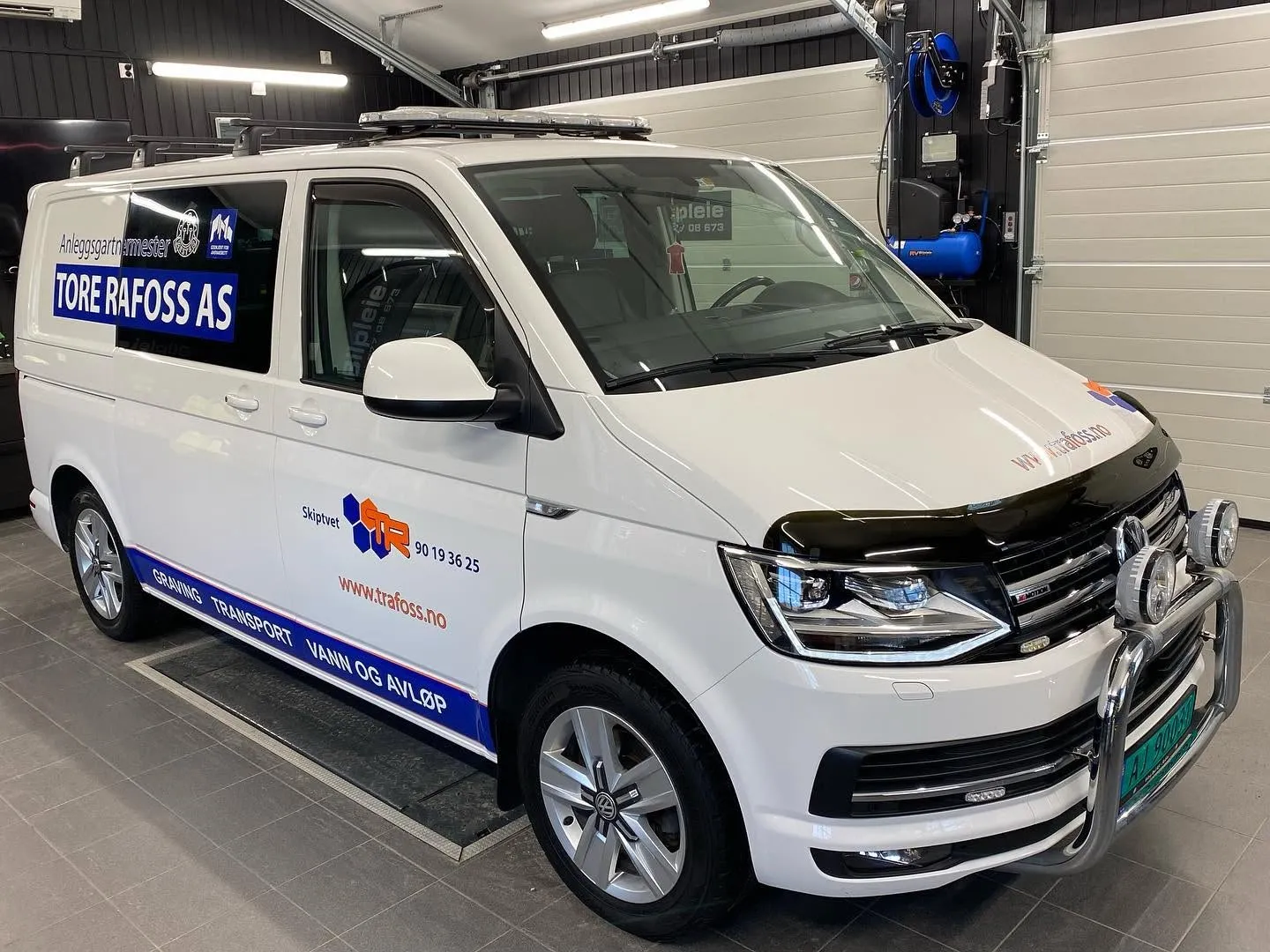 Hvit VW Transporter fra Tore Rafoss AS