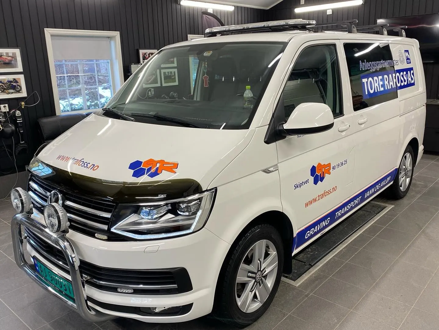 VW Transporter med Tore Rafoss-dekor i studioet