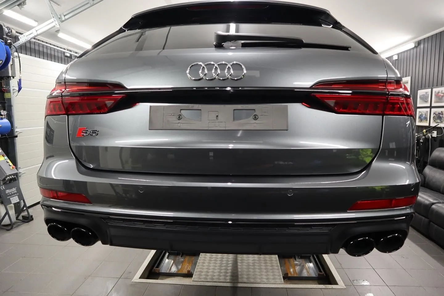 Bakpartiet på Audi S6 med fire eksosrør