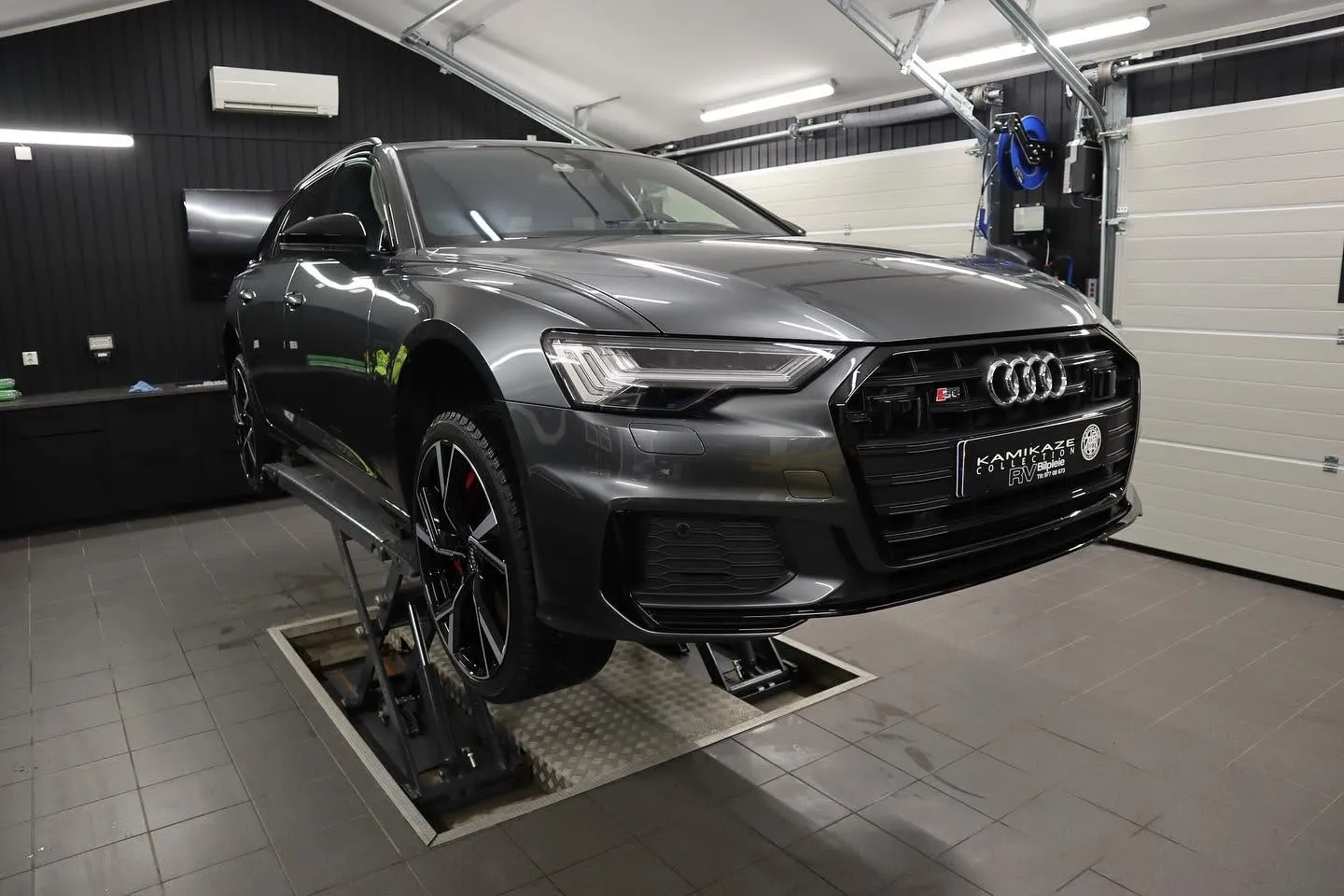 Audi S6 på løfteplattformen