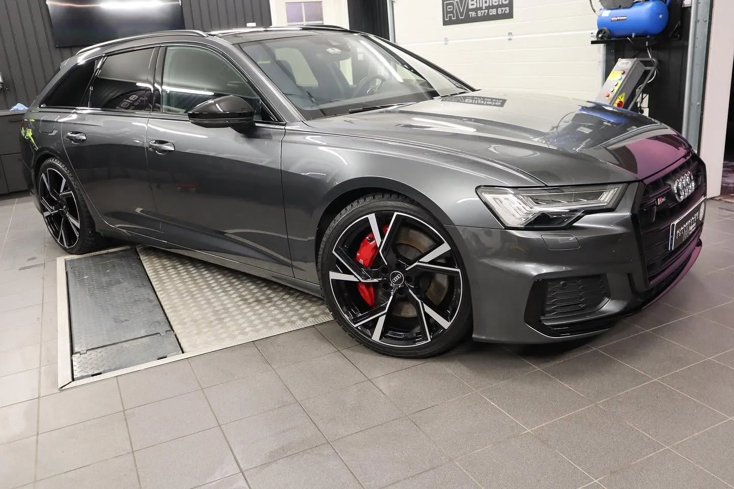Grå Audi S6 Avant med røde bremsekalipere etter polering og coating