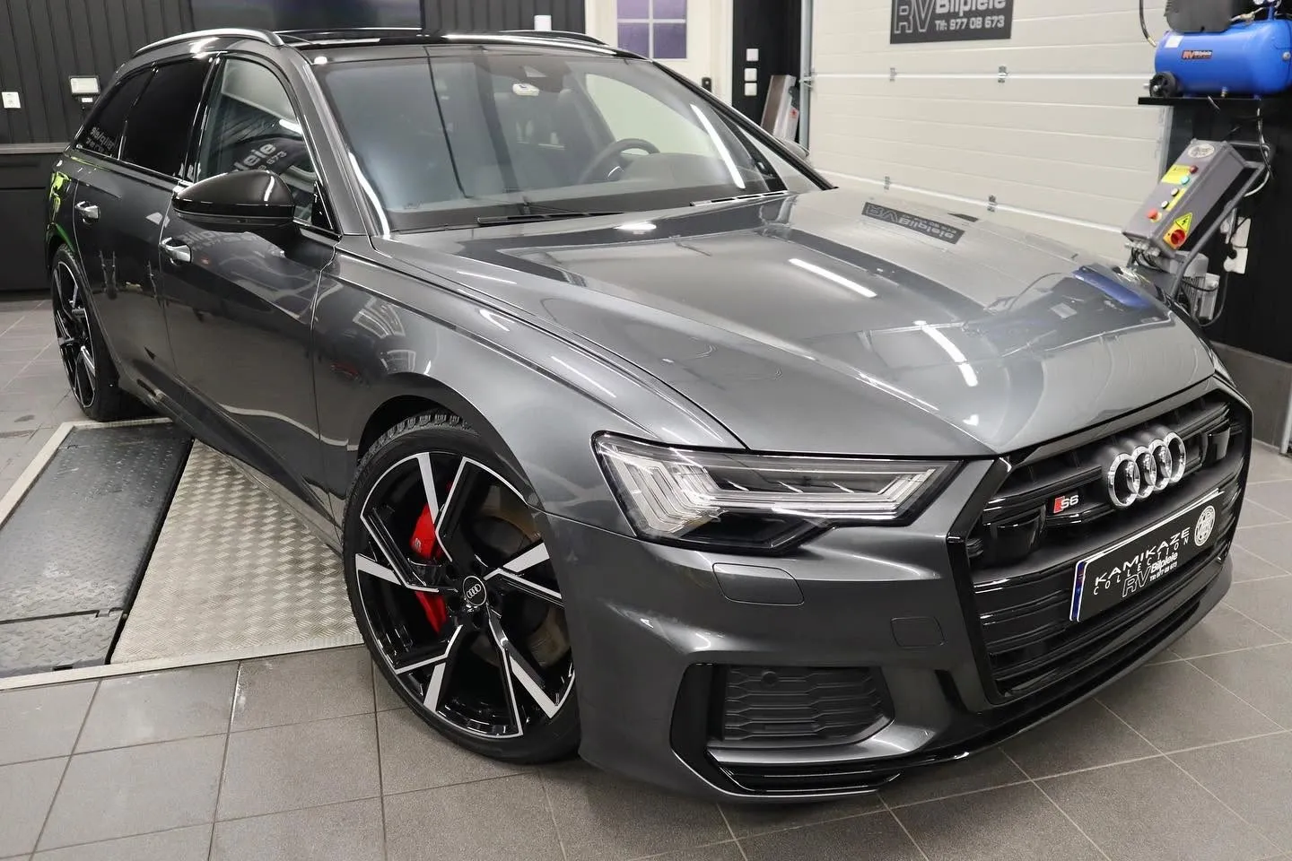 Audi S6 sett skrått forfra i studioet