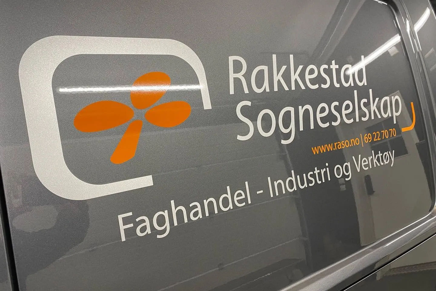 Rakkestad Sogneselskap-logoen på panseret