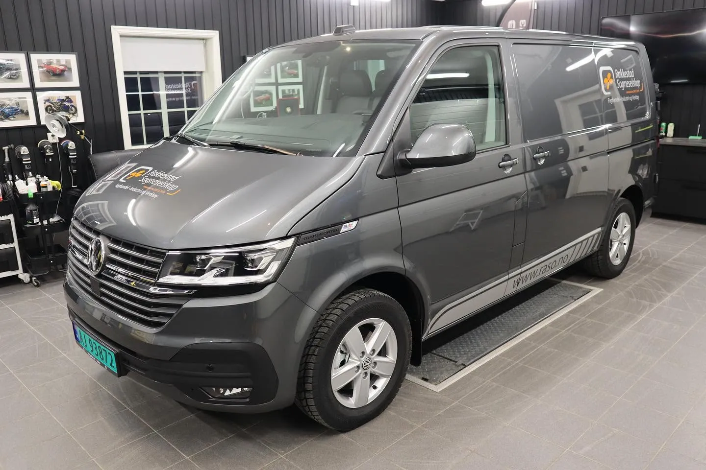 Grå VW Transporter fra Rakkestad Sogneselskap i studioet