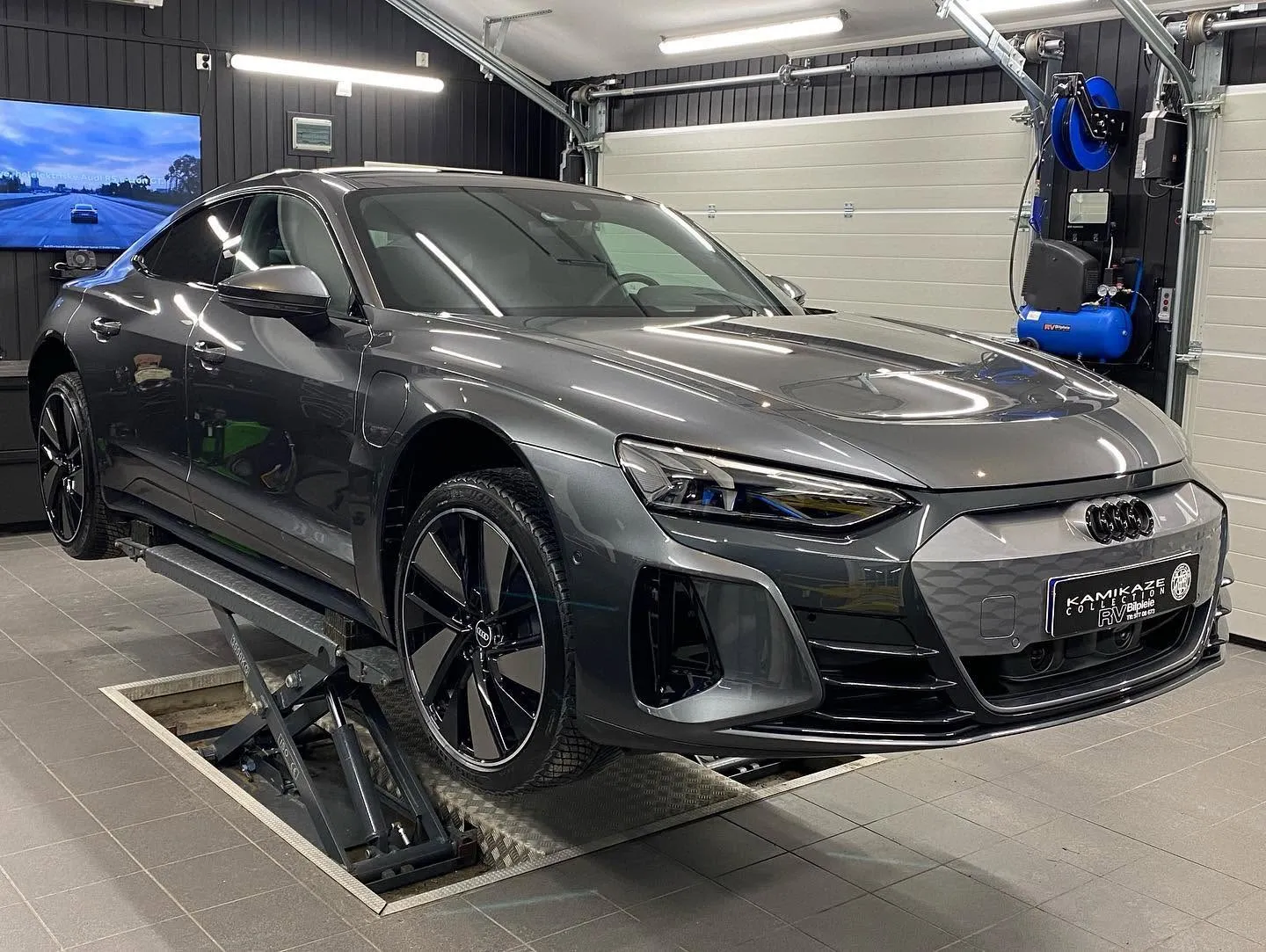 Audi e-tron GT på løfteplattformen i studioet