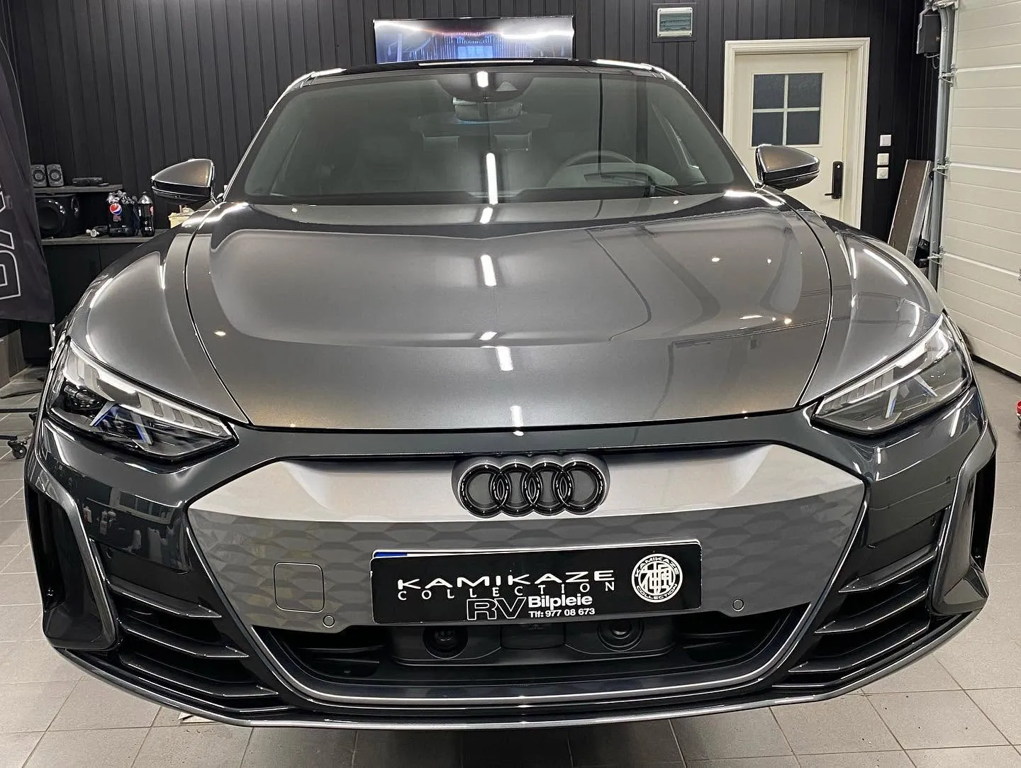 Grå Audi e-tron GT med skilt fra Kamikaze Collection og RV Bilpleie etter keramisk coating, i studioet i Mysen