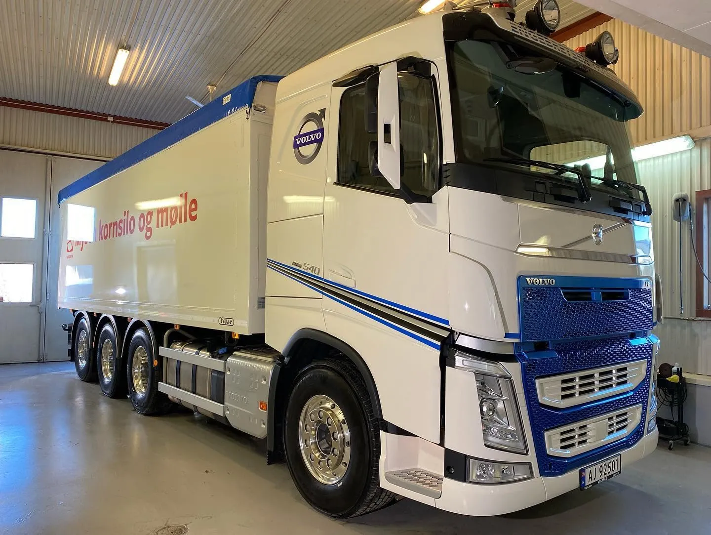 Hvit Volvo FH lastebil i hallen etter polering og keramisk coating