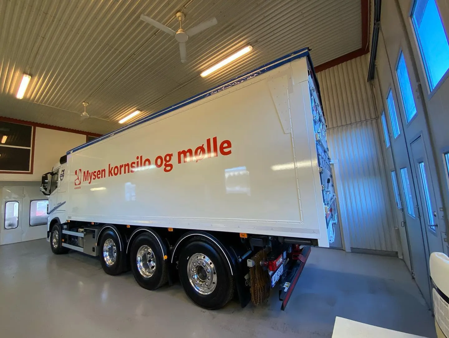 Tilhengeren med Mysen kornsilo og mølle-dekor