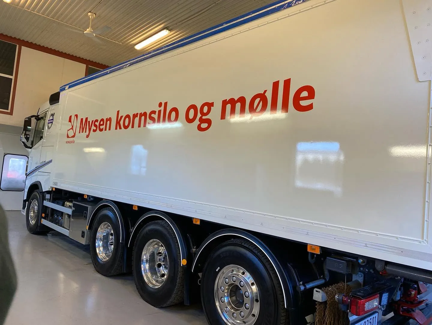 Siden av tilhengeren etter polering